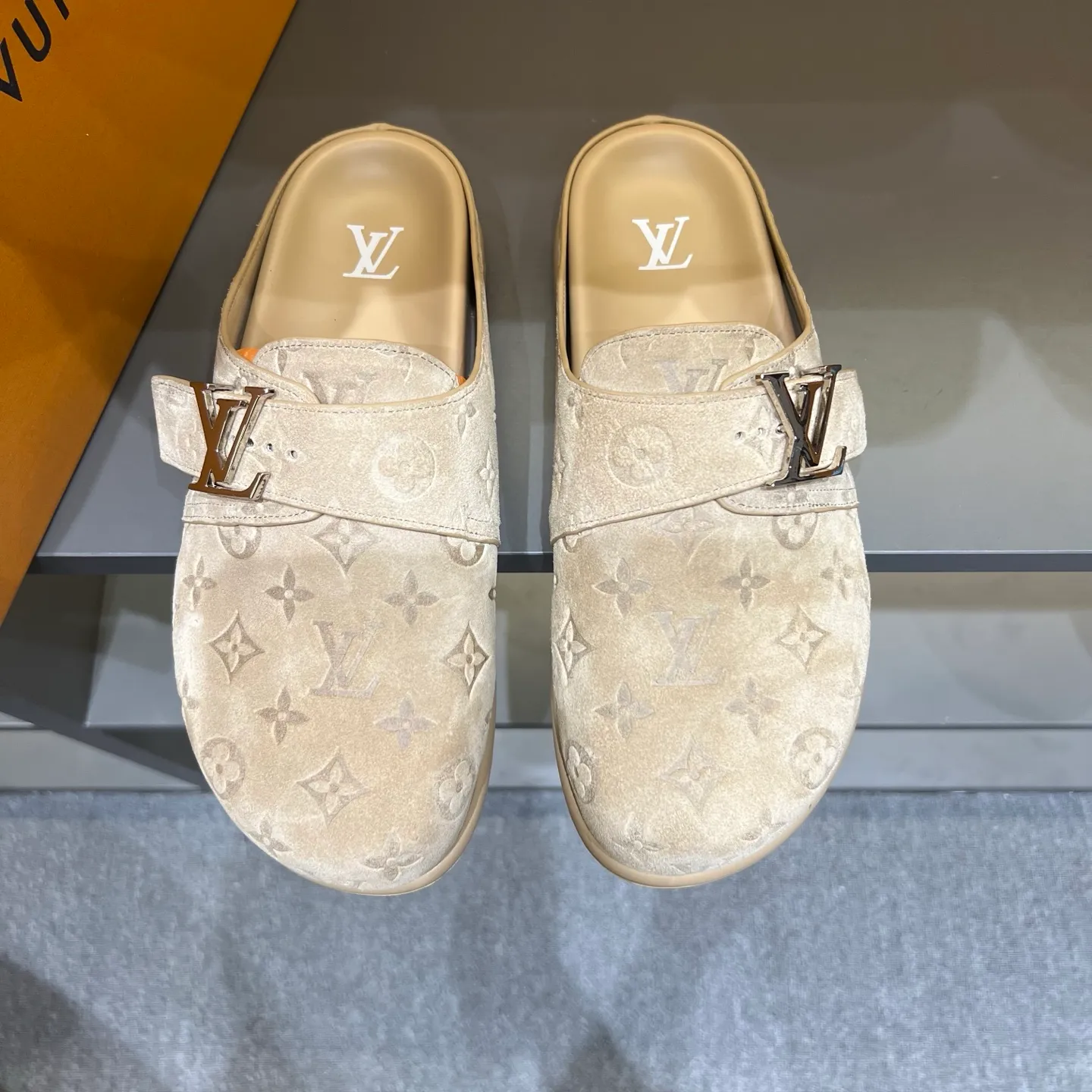 P360, 38-45 LV Easy 2025 new men's casual sandals, made of suede cow leather, with Monogram pattern to highlight the trendy style. Adjustable straps illuminated with LV letters, while a resilient insole and micro outsole provide lightweight comfort. Made of suede cow leather with embossed Monogram pattern and brand element metal hardware✅Adjustable straps➕Tough insole‼ ️Micro outsole. Comfortable and easy to wear‼ ️ P: 360, size: 38-45